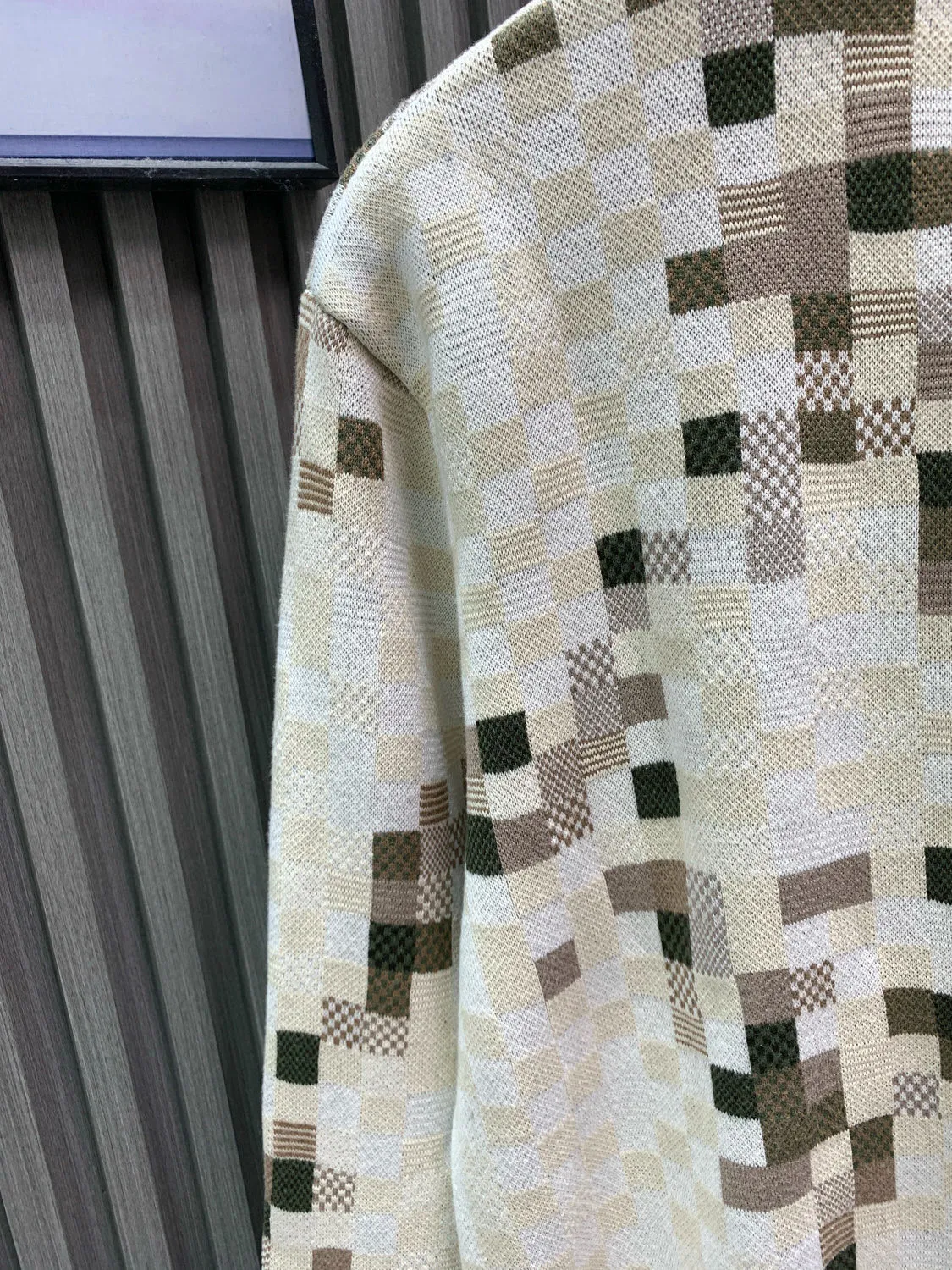 🅿️460 🀄️ Louis Vuitton Louis Vuitton 26 early spring new style LV Louis Vuitton camouflage checkerboard round neck pullover YB purchased the pattern. It is woven with 23 counts of combed cotton and 8 colors of yarn. The other 7 colors are custom dyed. The weaving piece is a 16-needle STOLL imported machine. The weaving time is 370 minutes/piece. 16-needle finer yarn is woven in 8 colors at the same time. Adding a variety of tissue jacquards increases the difficulty of the loom. There are many holes to sew with 22 stitches on the sewing plate. The embroidery requires secondary clamping. The collar, shirt legs and cuffs all need to be picked. The overall workmanship is very complicated. The embroidery is added with heat-capacitating glue and needs to be hot-glued to ensure quality. The checkerboard pattern needs to be positioned so the speed is slow. Each process of the whole garment is slow and time-consuming. Customized three-standard accessories are developed based on the original version. Same style for men and women. It is recommended to dry clean or machine wash the reverse side in cold water.